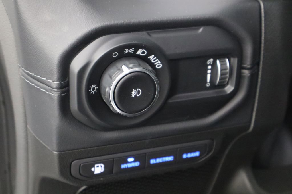 Used 2025 Jeep Wrangler Unlimited Sahara AWD/4WD image 23