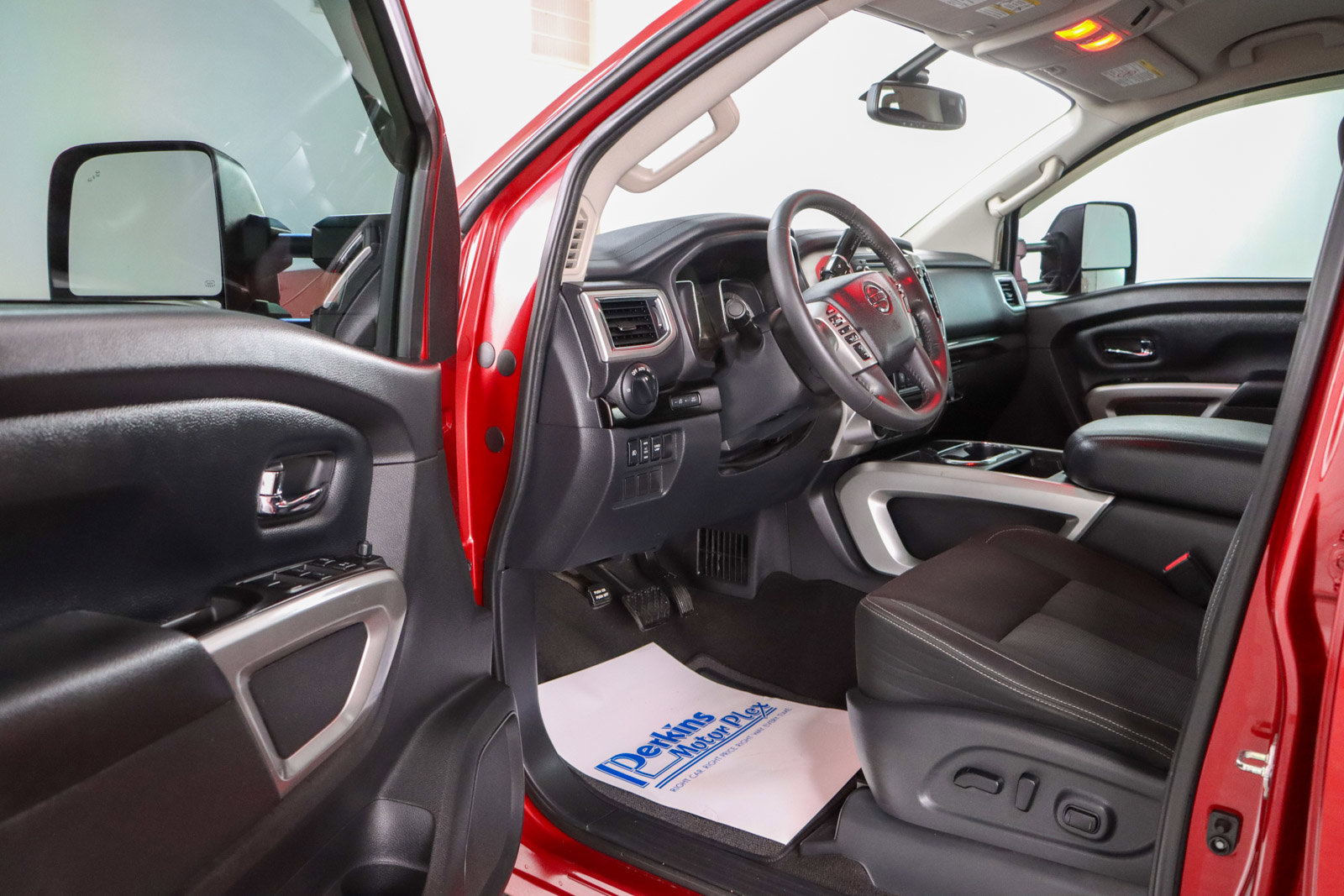 Used 2017 Nissan Titan SV AWD/4WD image 3