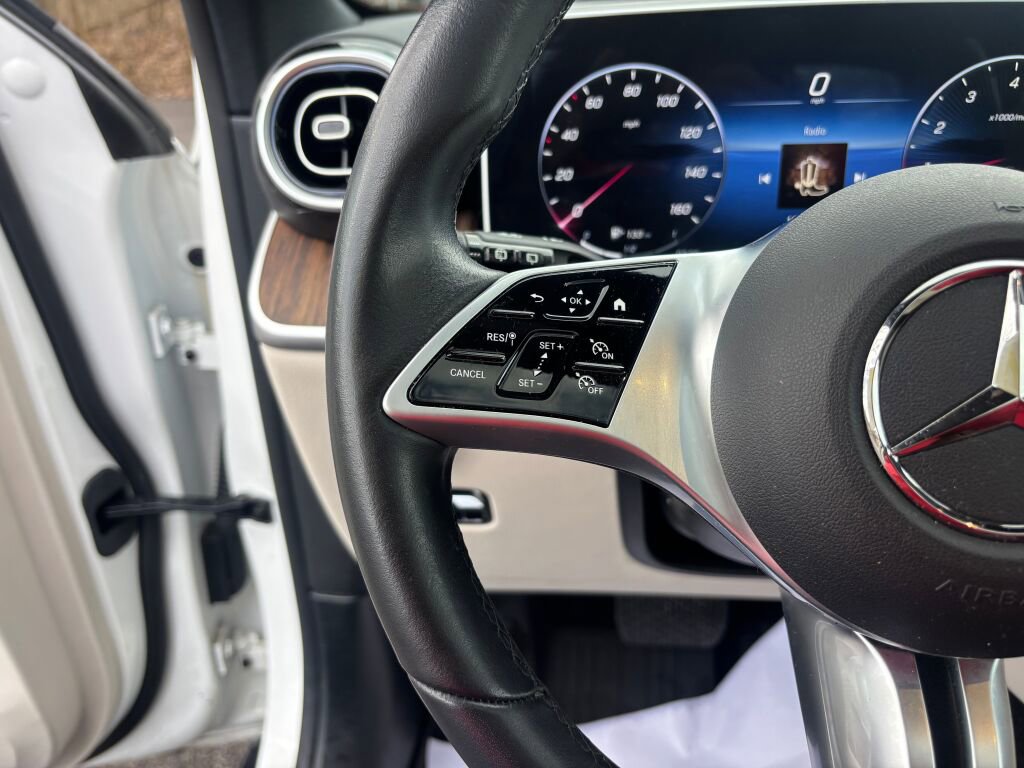 Used 2024 Mercedes-Benz GLC 300 4MATIC image 9