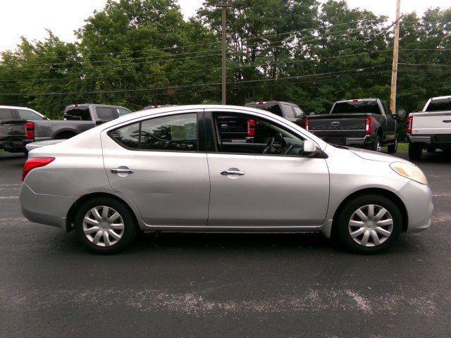 Used 2014 Nissan Versa SV FWD image 10