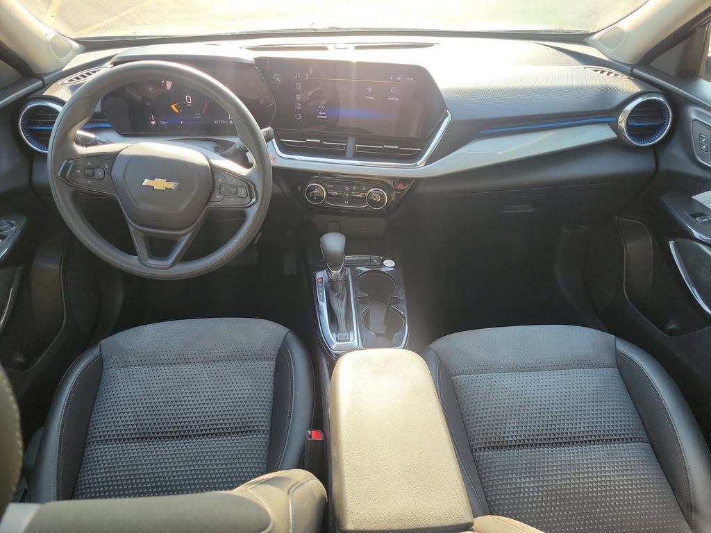 Used 2025 Chevrolet Trax LT FWD image 13