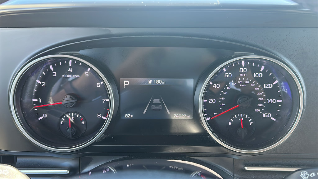 Used 2024 Kia Carnival LX FWD image 2