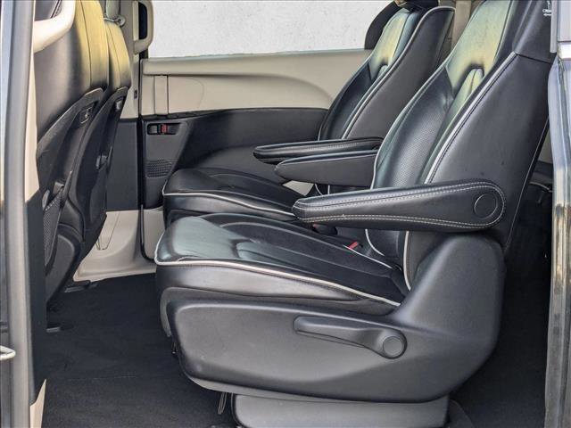Used 2023 Chrysler Pacifica Limited image 17