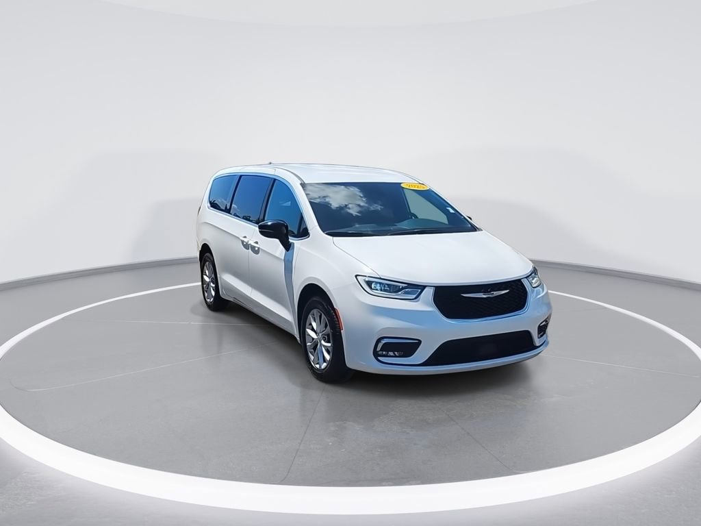 Used 2025 Chrysler Pacifica Select w/ Uconnect Theater Family Group AWD/4WD image 2