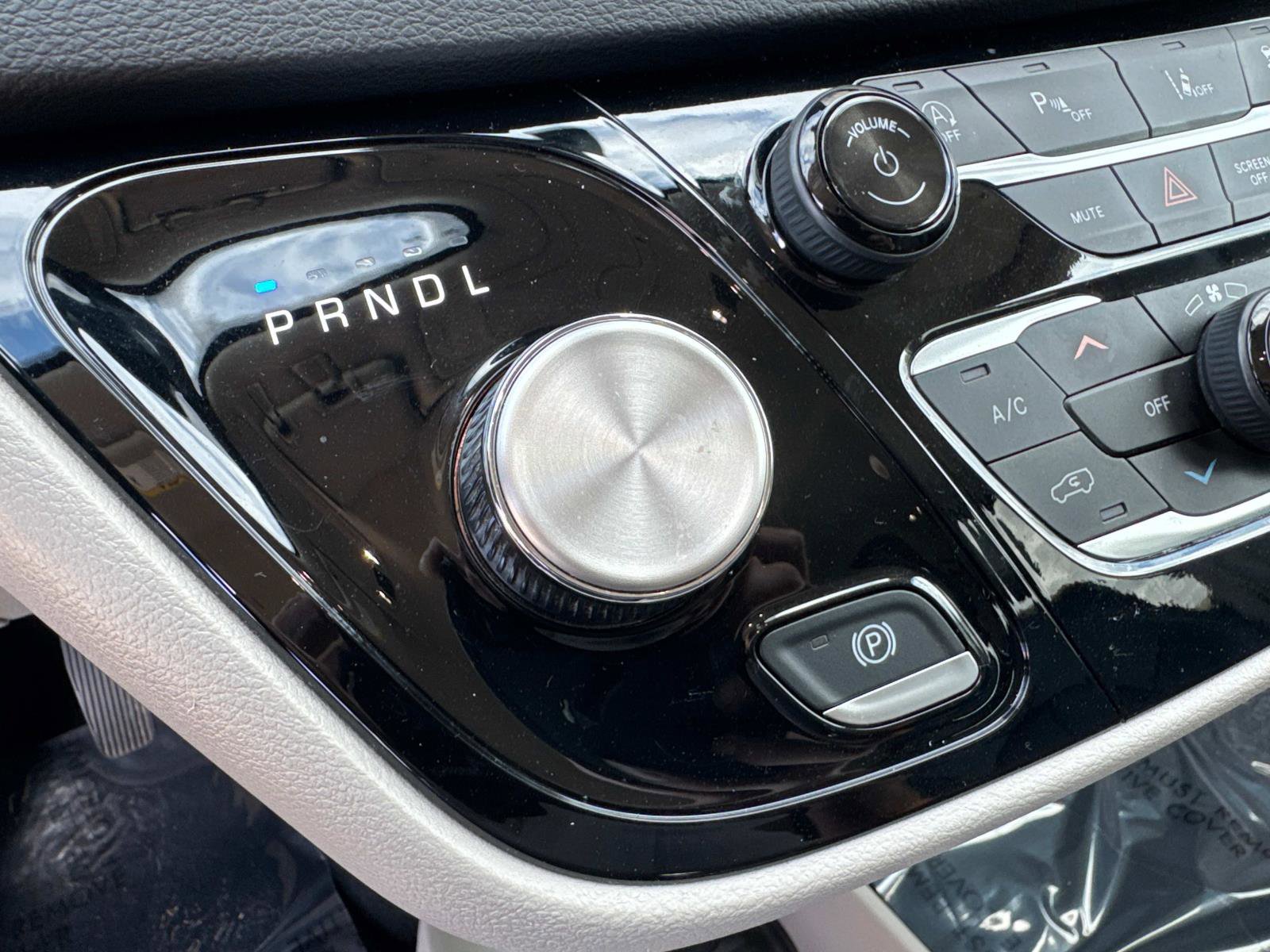 Certified 2024 Chrysler Pacifica Touring-L image 24