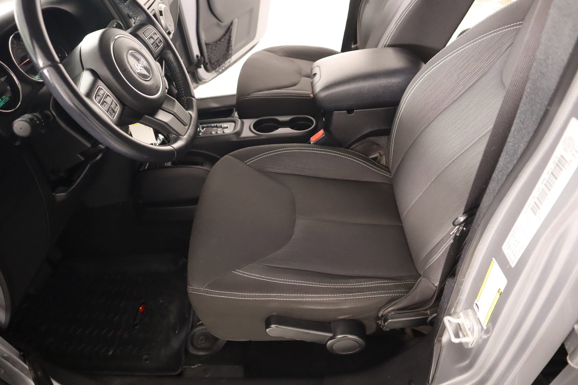 Used 2015 Jeep Wrangler Unlimited Sahara w/ Connectivity Group image 9