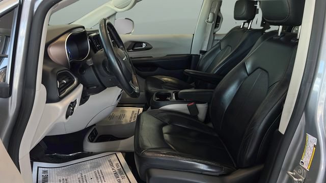 Used 2017 Chrysler Pacifica Touring-L FWD image 7