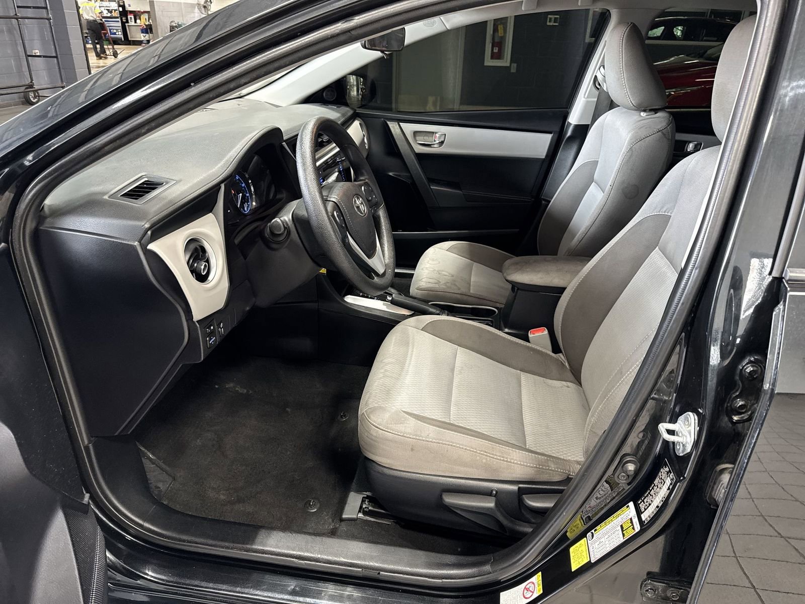 Used 2017 Toyota Corolla LE w/ Carpet Mat Package (TMS) FWD image 10