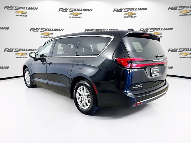 Used 2023 Chrysler Pacifica Touring-L image 5