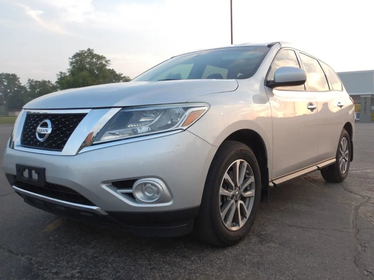 Used 2014 Nissan Pathfinder S image 1