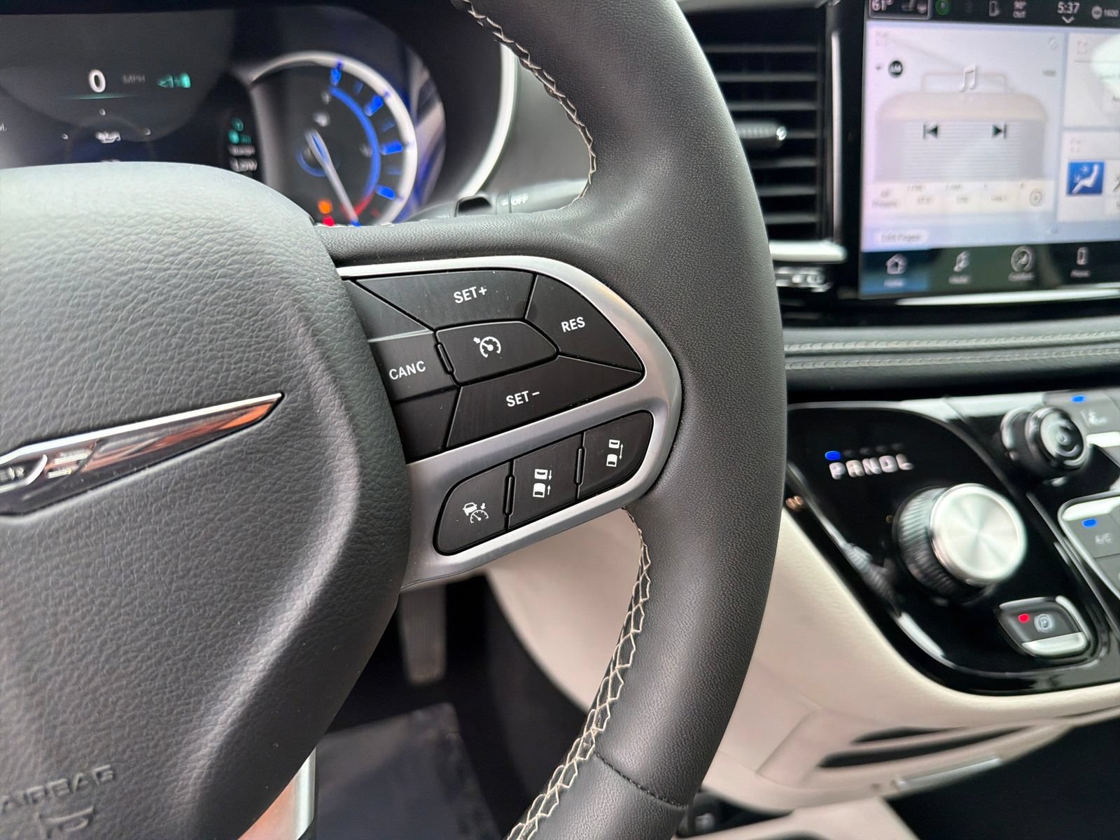 Used 2023 Chrysler Pacifica Touring-L FWD image 17