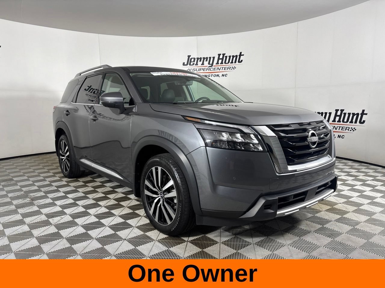 Used 2025 Nissan Pathfinder Platinum FWD image 4
