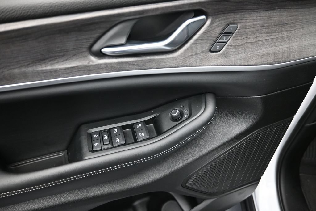 Used 2024 Jeep Grand Cherokee Limited w/ Luxury Tech Group II RWD image 10
