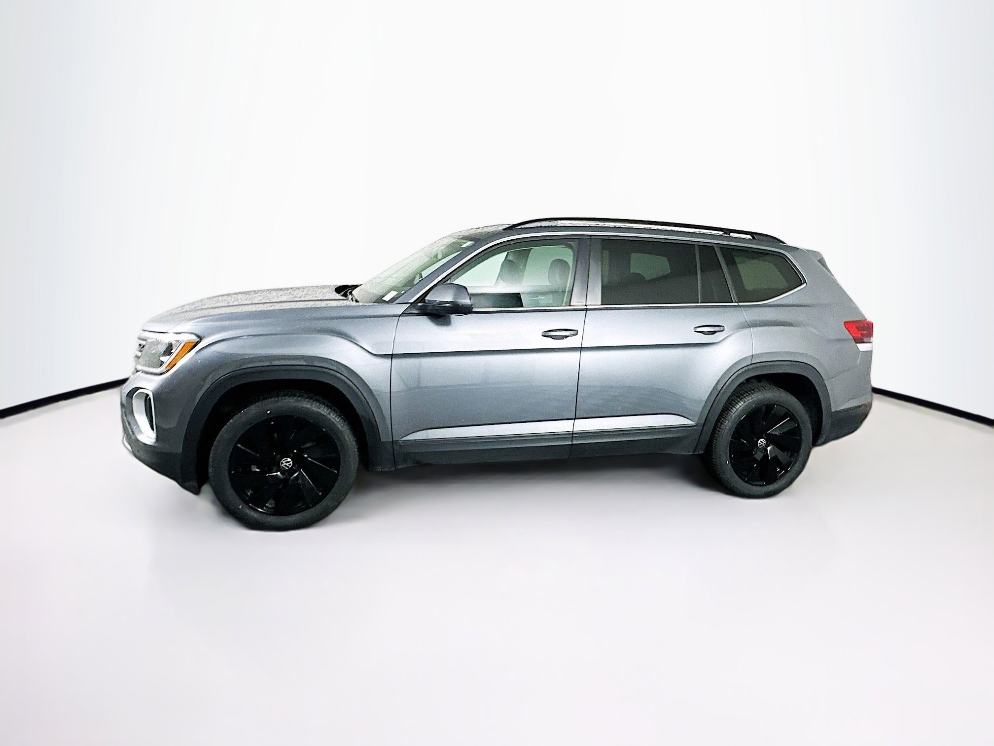 Used 2025 Volkswagen Atlas SE image 4