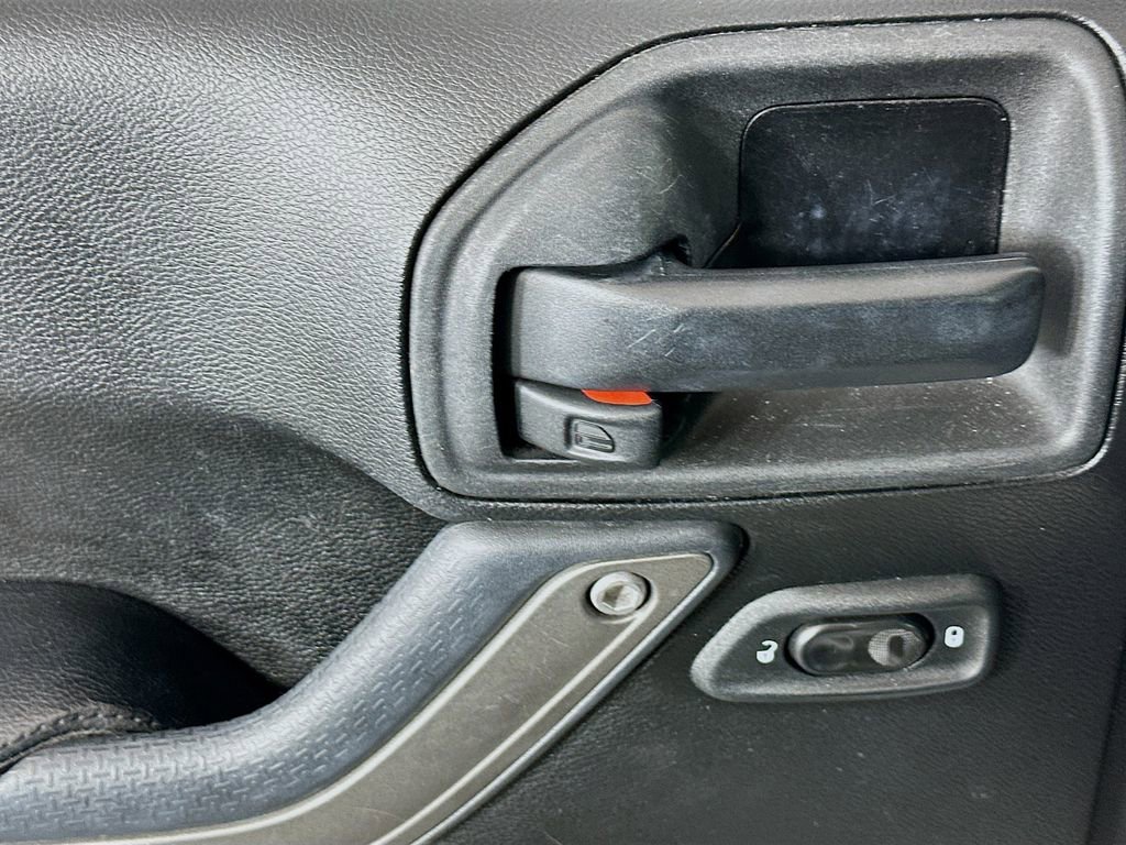 Used 2013 Jeep Wrangler Unlimited Sahara image 16