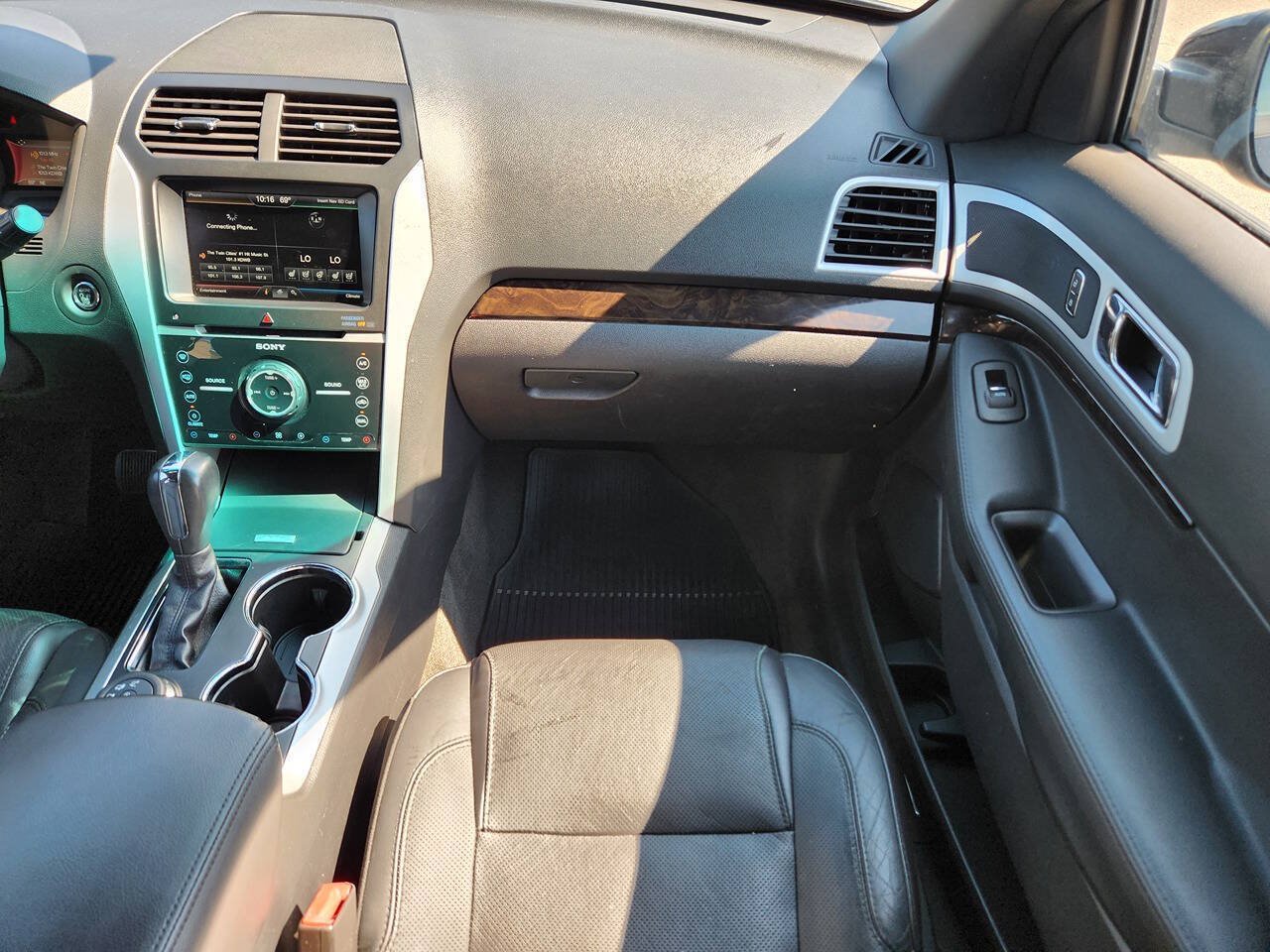 Used 2015 Ford Explorer Limited w/ Equipment Group 302A AWD/4WD image 18