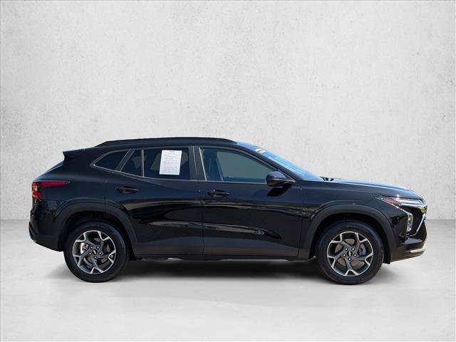 Used 2025 Chevrolet Trax LT FWD image 4