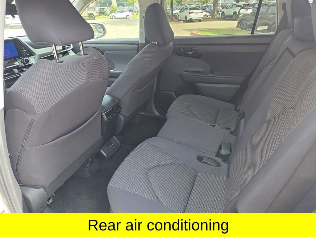 Used 2024 Toyota Highlander LE FWD image 11
