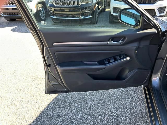 Used 2023 Nissan Altima 2.5 SV FWD image 10