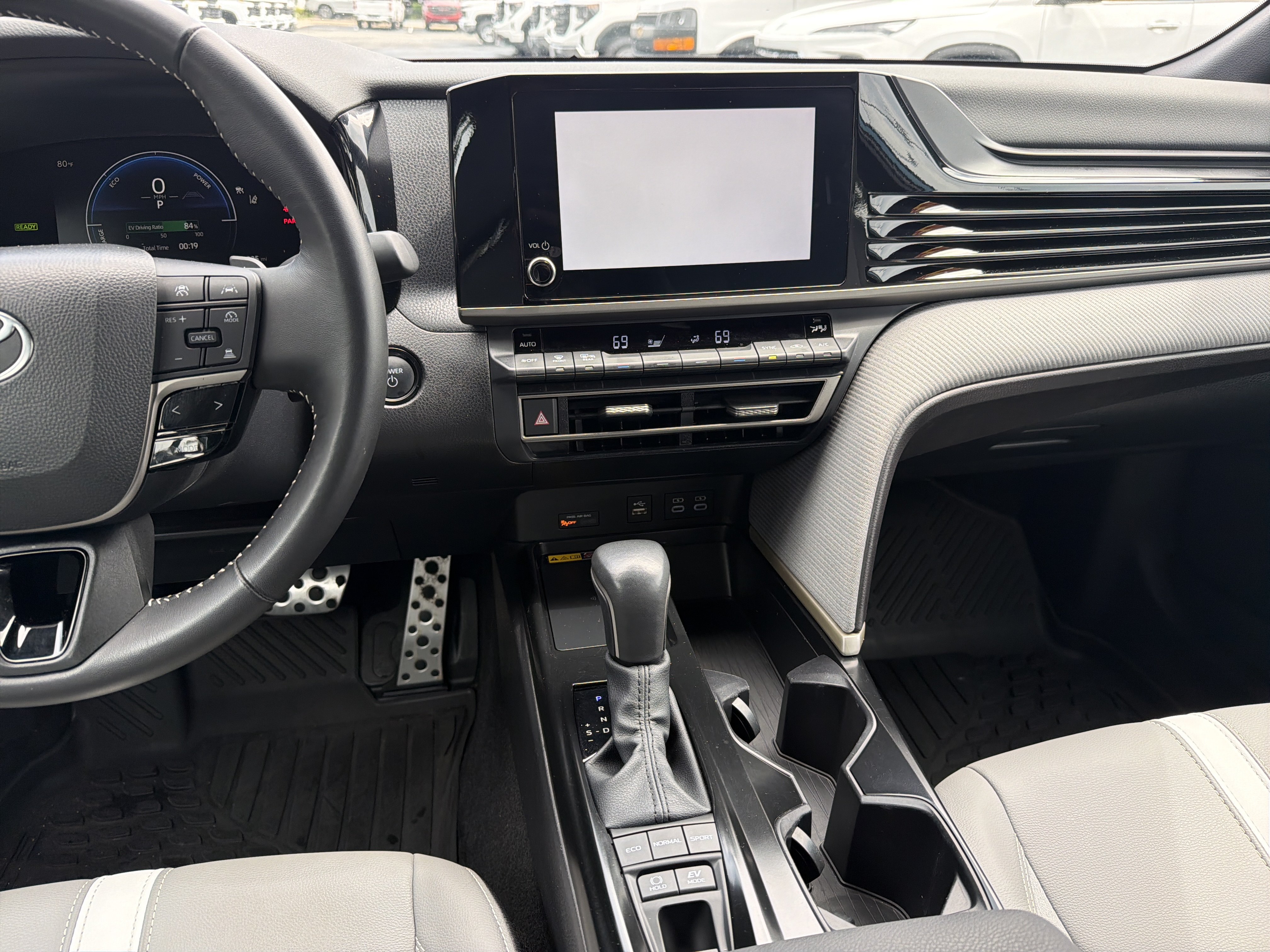 Used 2025 Toyota Camry SE FWD image 30