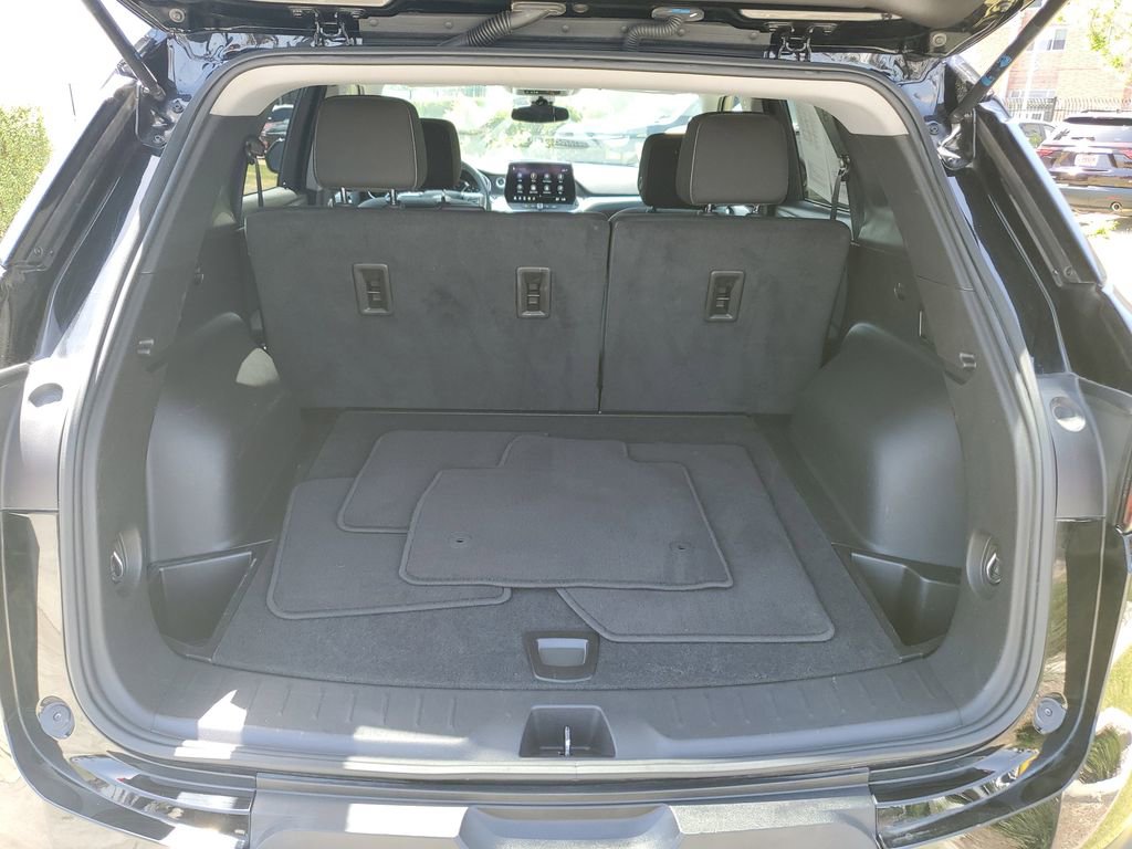 Used 2025 Chevrolet Blazer LT FWD image 9