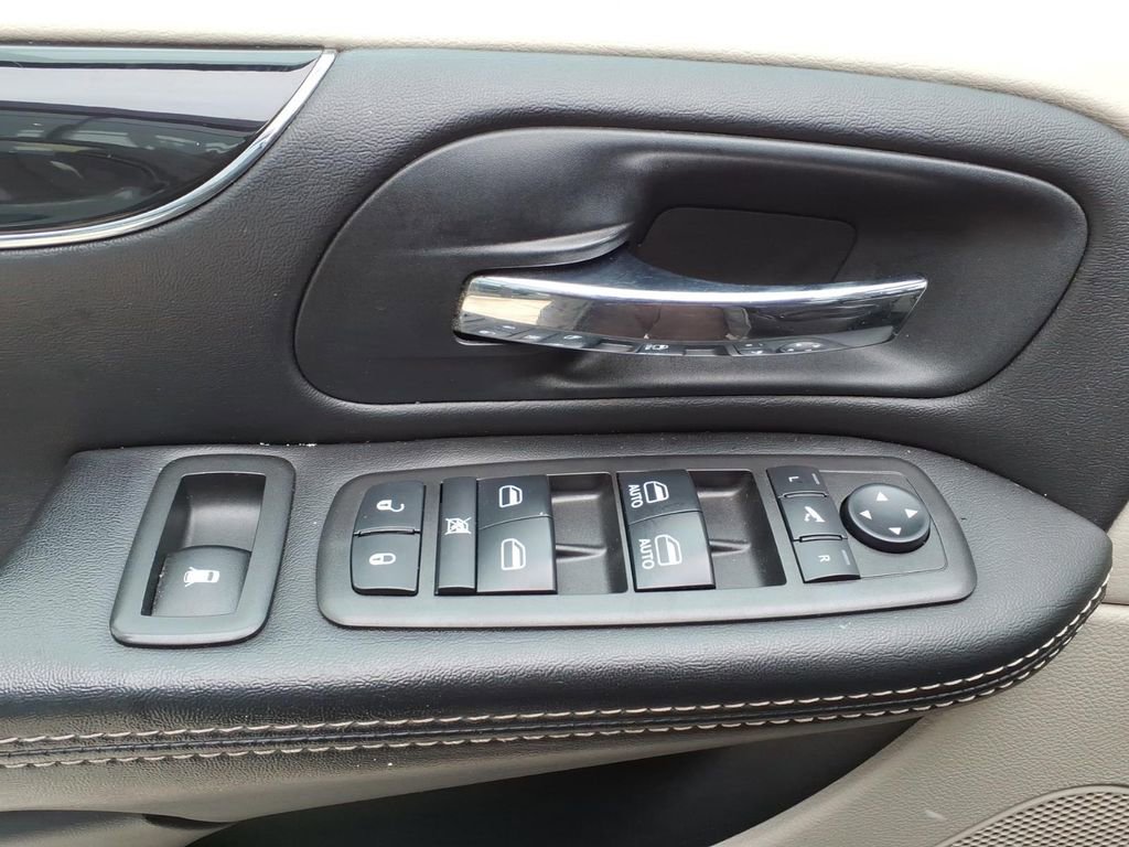 Used 2014 Chrysler Town & Country Touring-L image 11