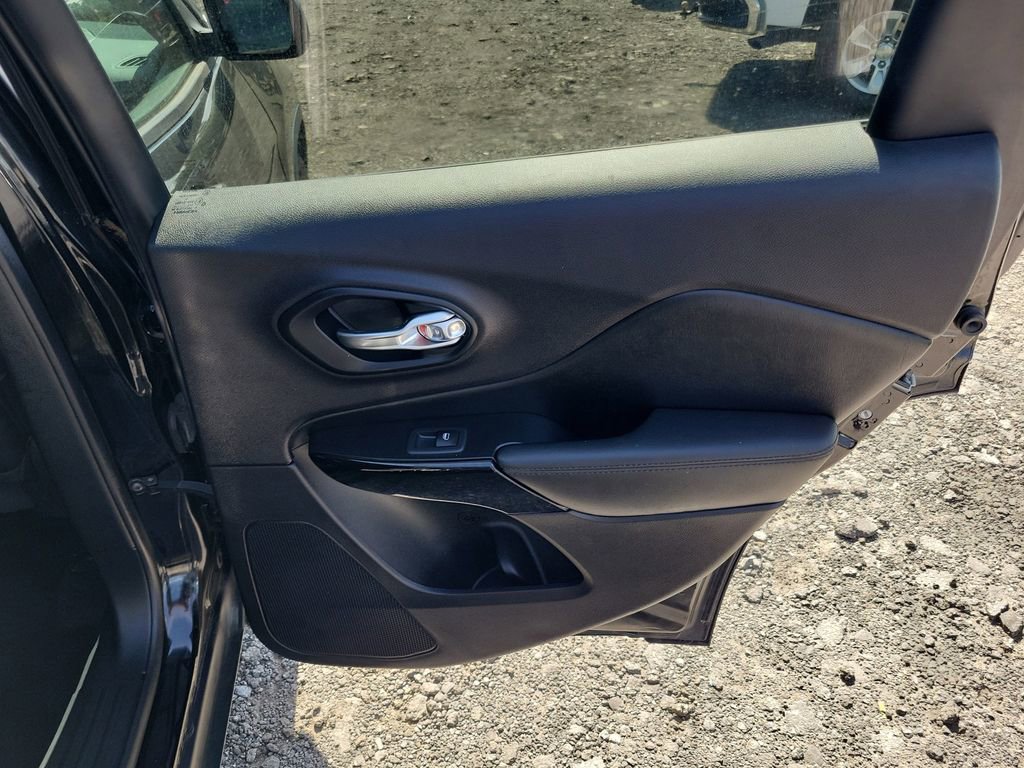 Used 2020 Jeep Cherokee Latitude Plus FWD image 32