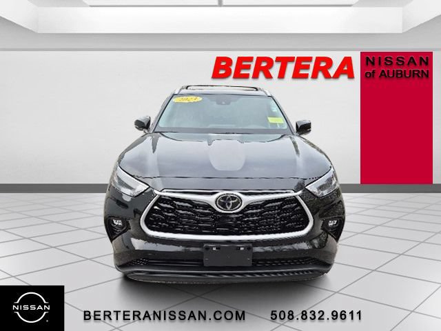 Used 2023 Toyota Highlander XLE AWD/4WD image 3