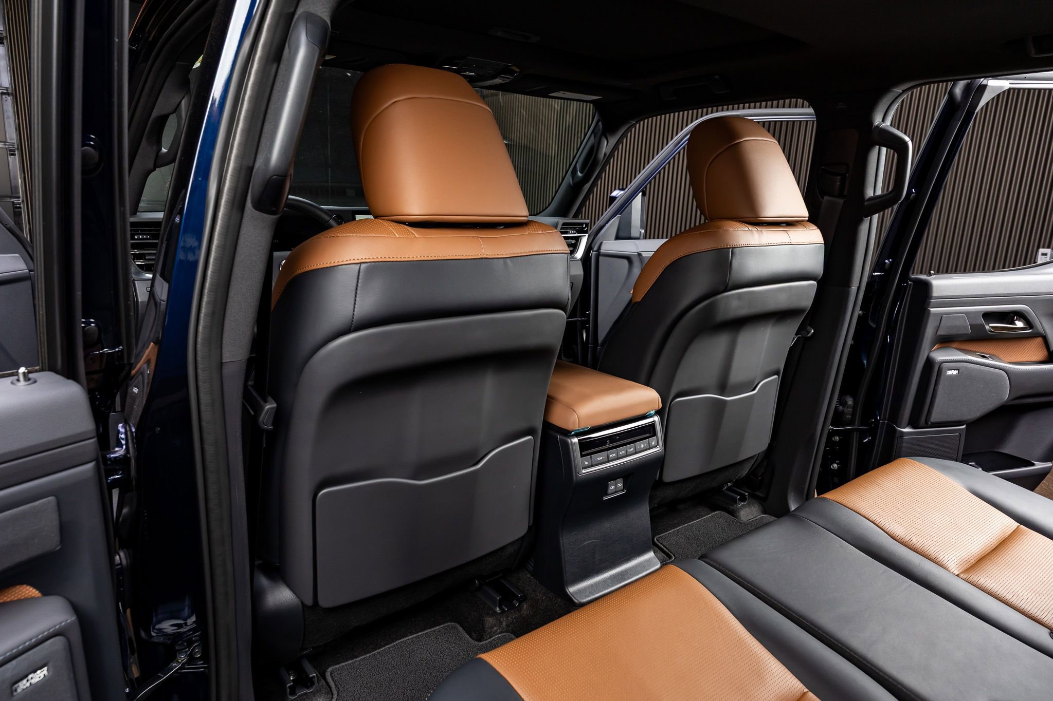 Used 2025 Lexus GX 550 w/ Cold Area Package image 34