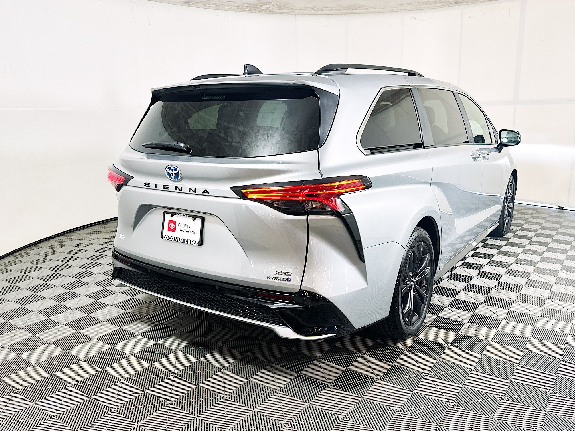 Certified 2023 Toyota Sienna XSE w/ XSE Plus Package FWD image 3