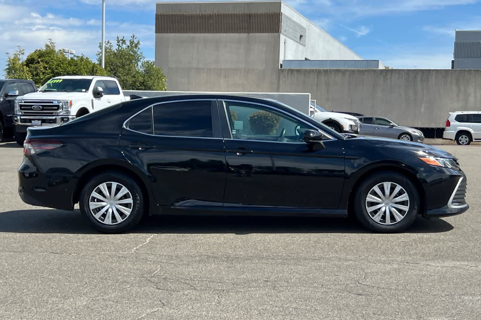 Used 2022 Toyota Camry LE FWD image 6