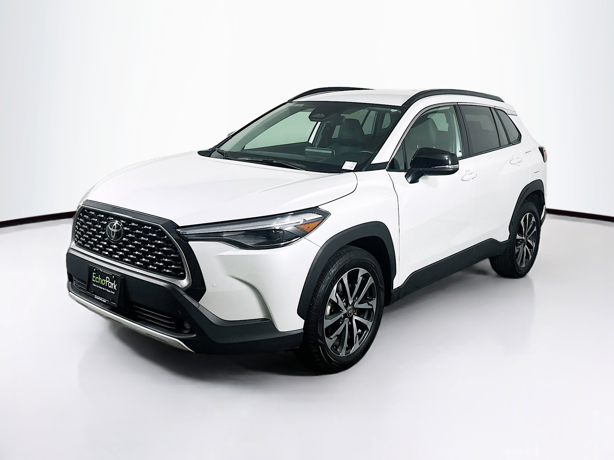 Used 2025 Toyota Corolla Cross XLE image 3