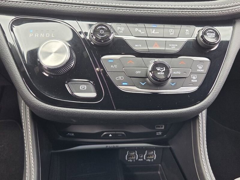 Used 2024 Chrysler Pacifica Limited w/ Uconnect Theater Family Group FWD image 21