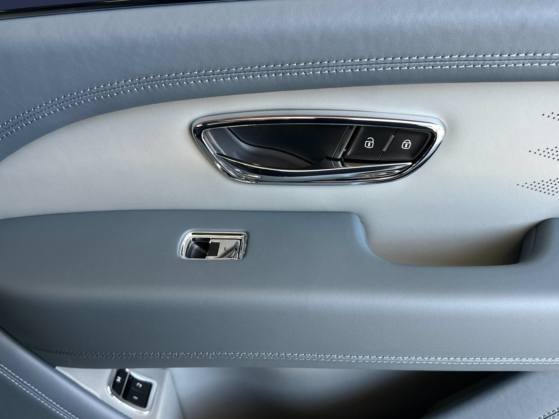 New 2026 Bentley Bentayga Extended Wheelbase AWD/4WD image 18