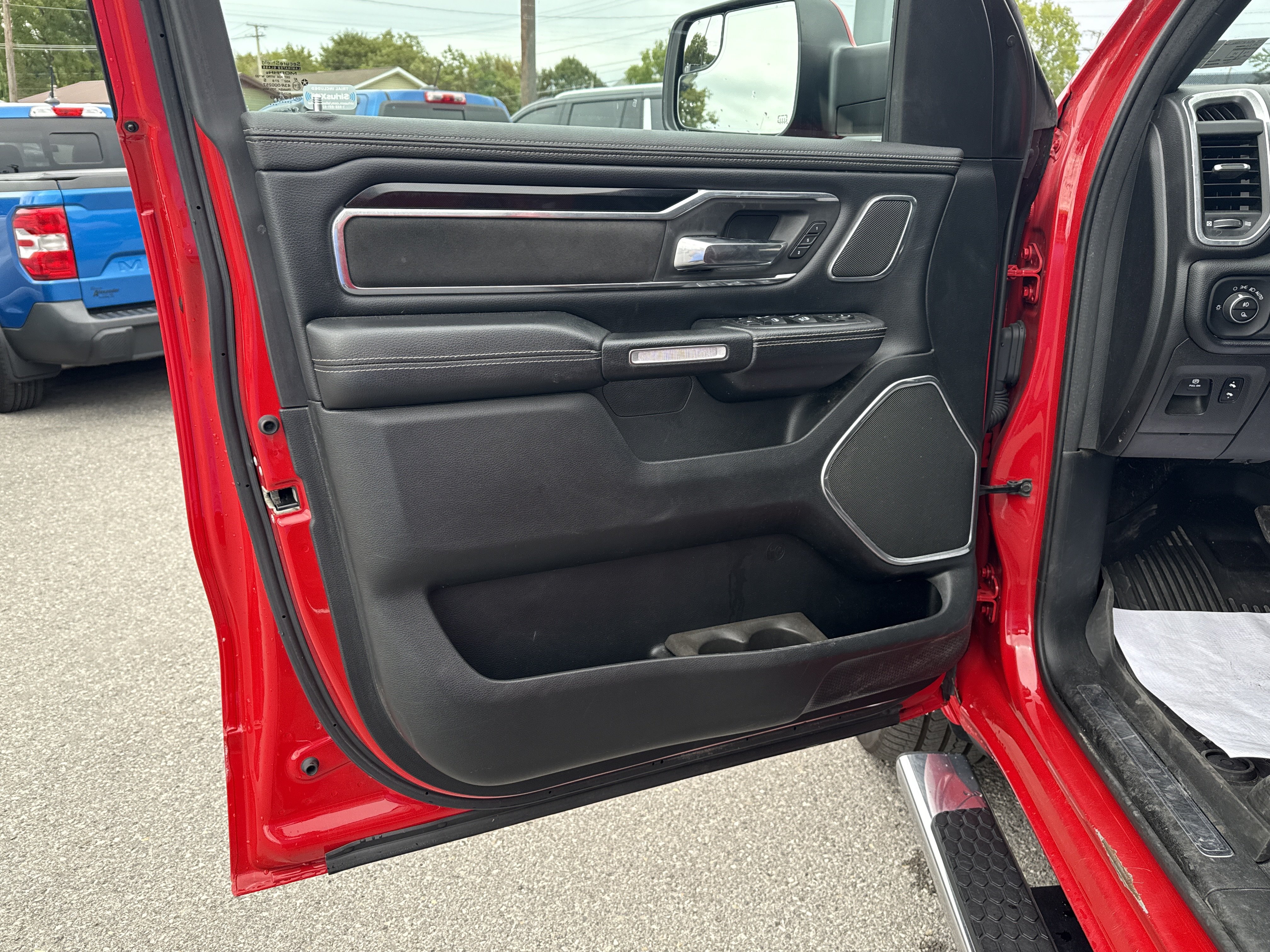 Used 2019 RAM 1500 Laramie AWD/4WD image 16