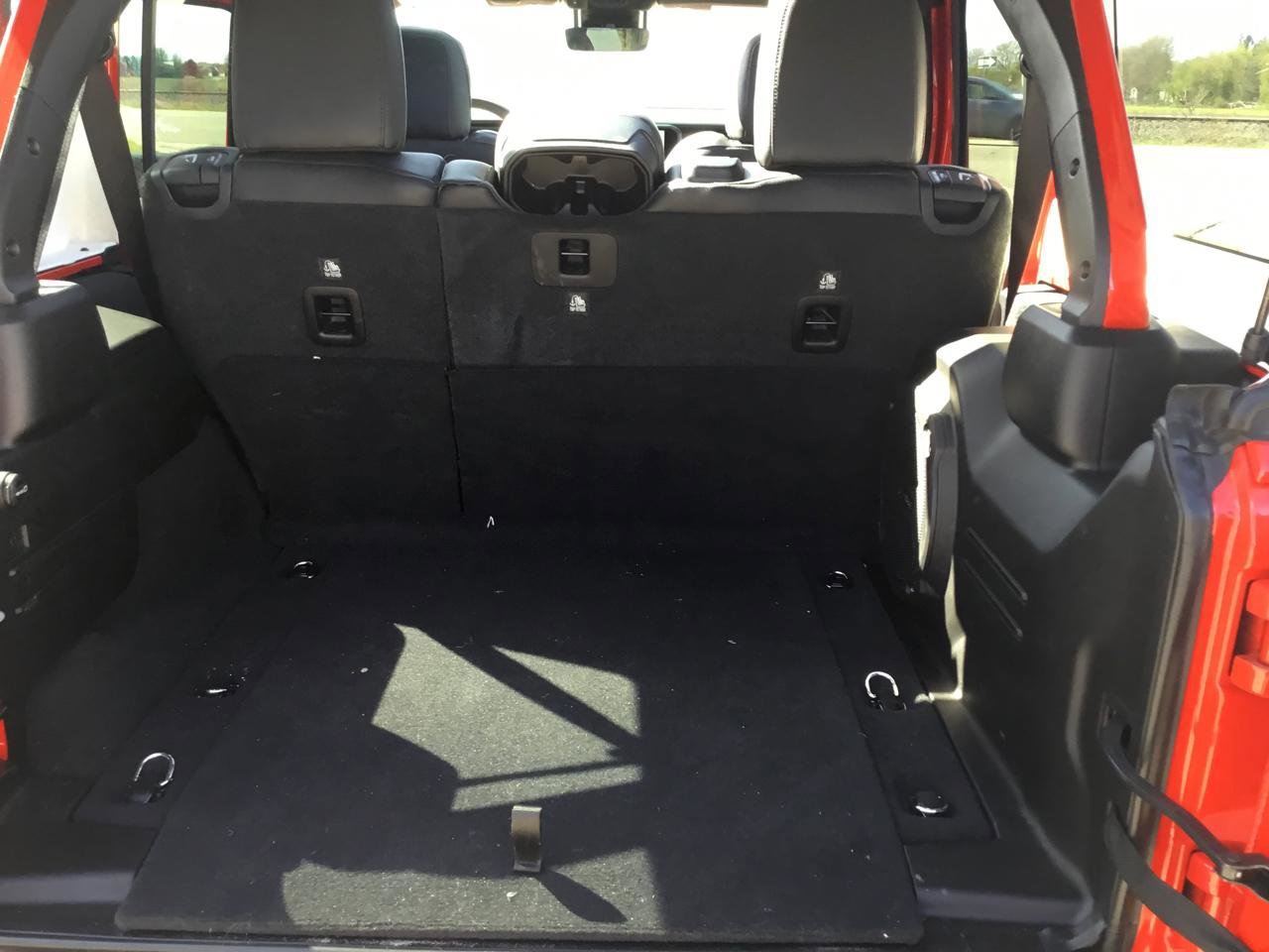 Used 2025 Jeep Wrangler Unlimited Sahara AWD/4WD image 24