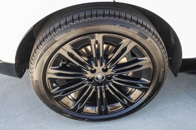 New 2025 Land Rover Range Rover Long Wheelbase SE image 8