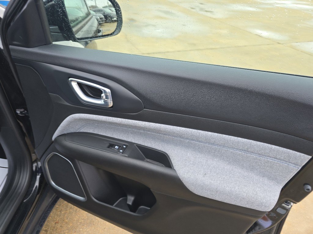 Used 2025 Jeep Compass Latitude image 15