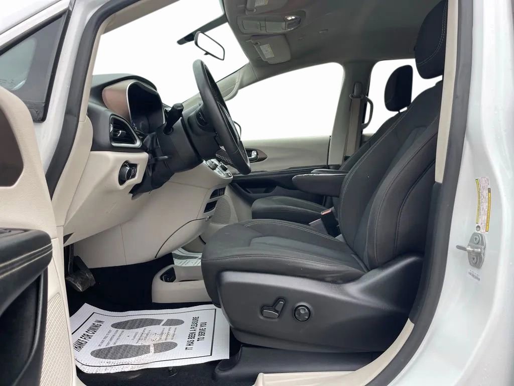 Used 2022 Chrysler Voyager LX image 11