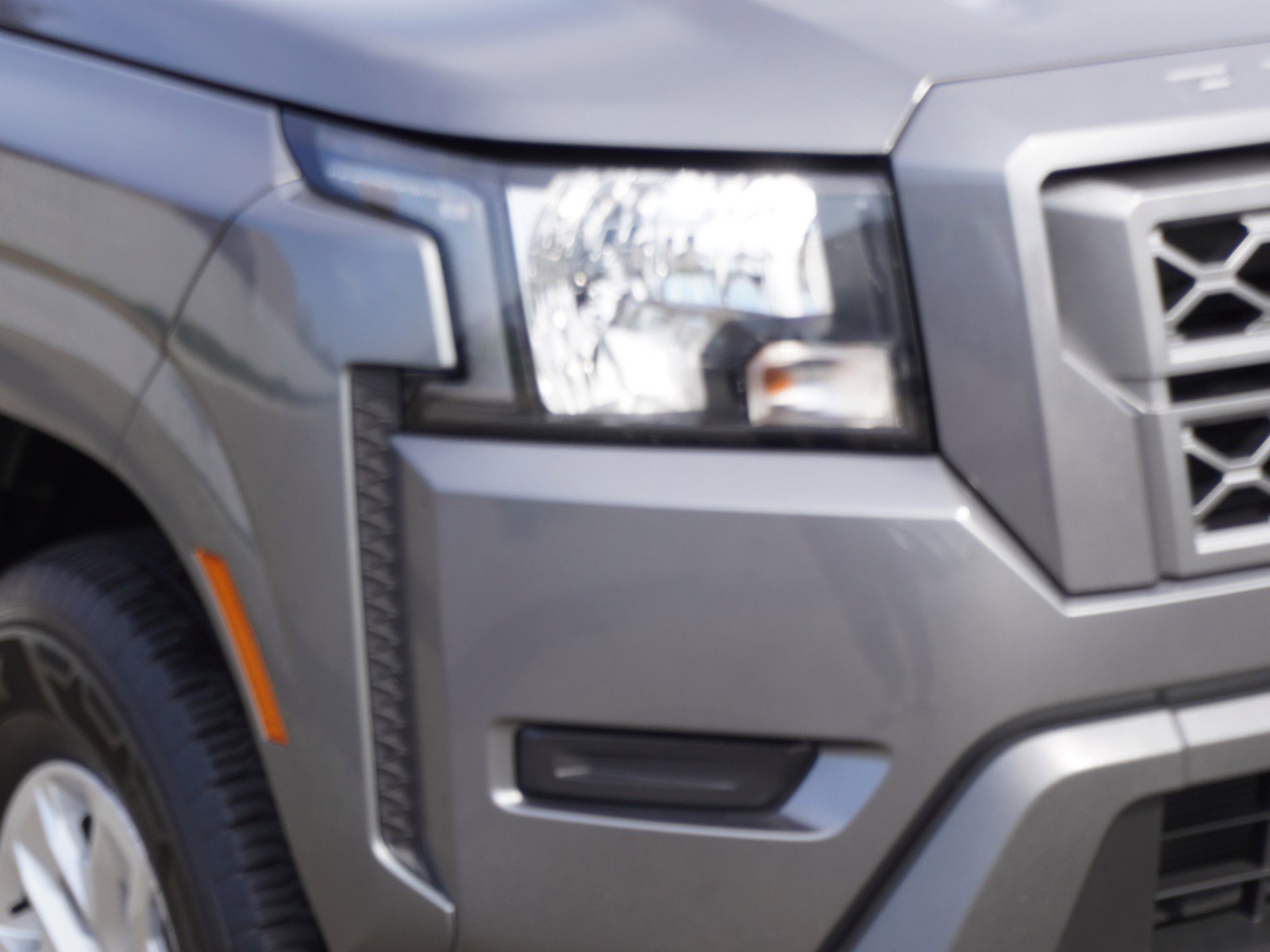 Used 2024 Nissan Frontier SV image 3