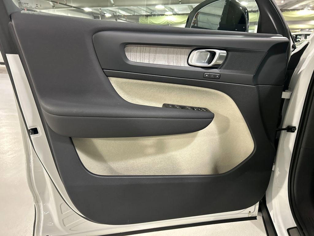 Certified 2023 Volvo XC40 B5 Plus image 9