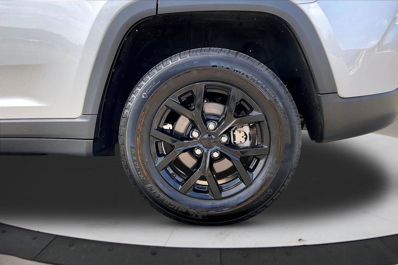 Certified 2025 Jeep Grand Cherokee Altitude image 35