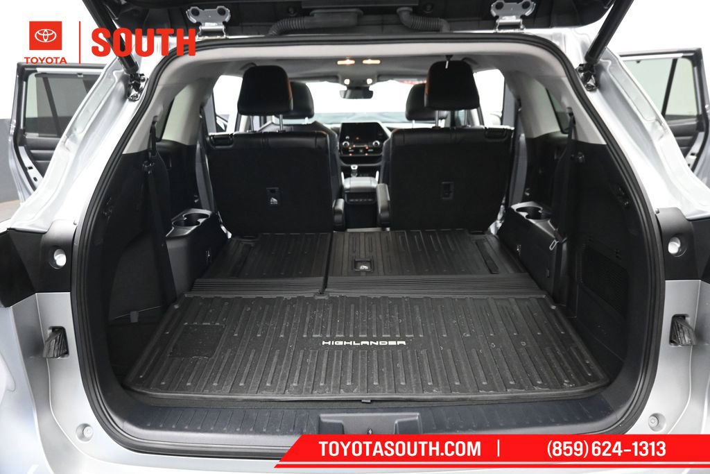 Used 2023 Toyota Highlander XLE AWD/4WD image 33