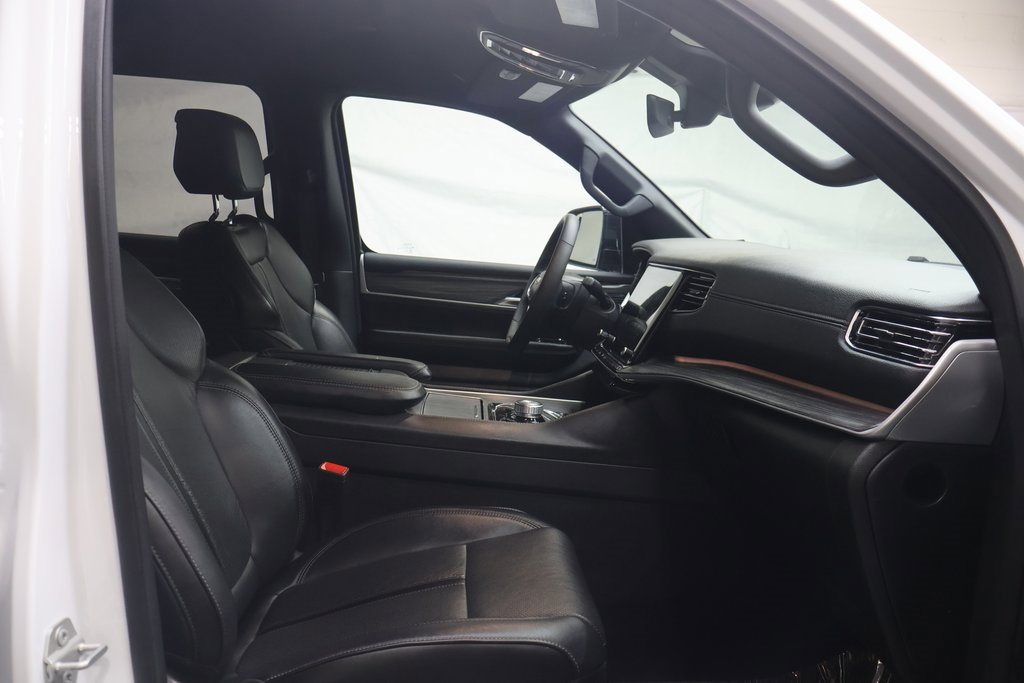 Used 2024 Jeep Wagoneer Series II w/ Flexible Seating Group image 10