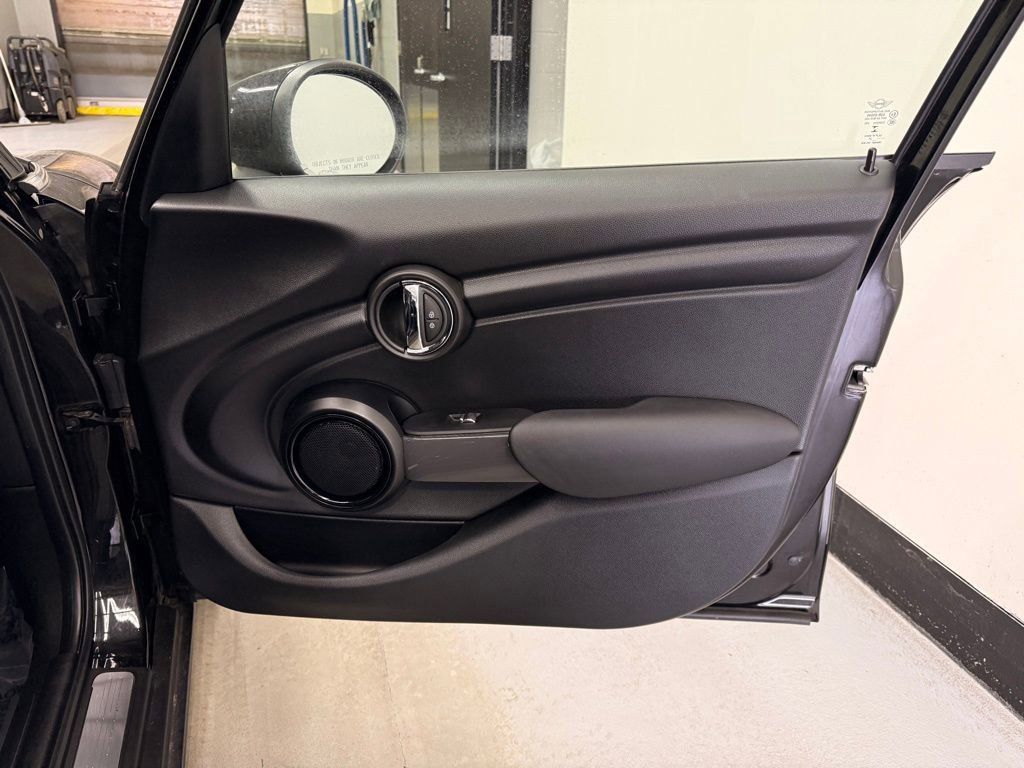 Used 2022 MINI Cooper 4-Door Hardtop w/ Storage Package image 28