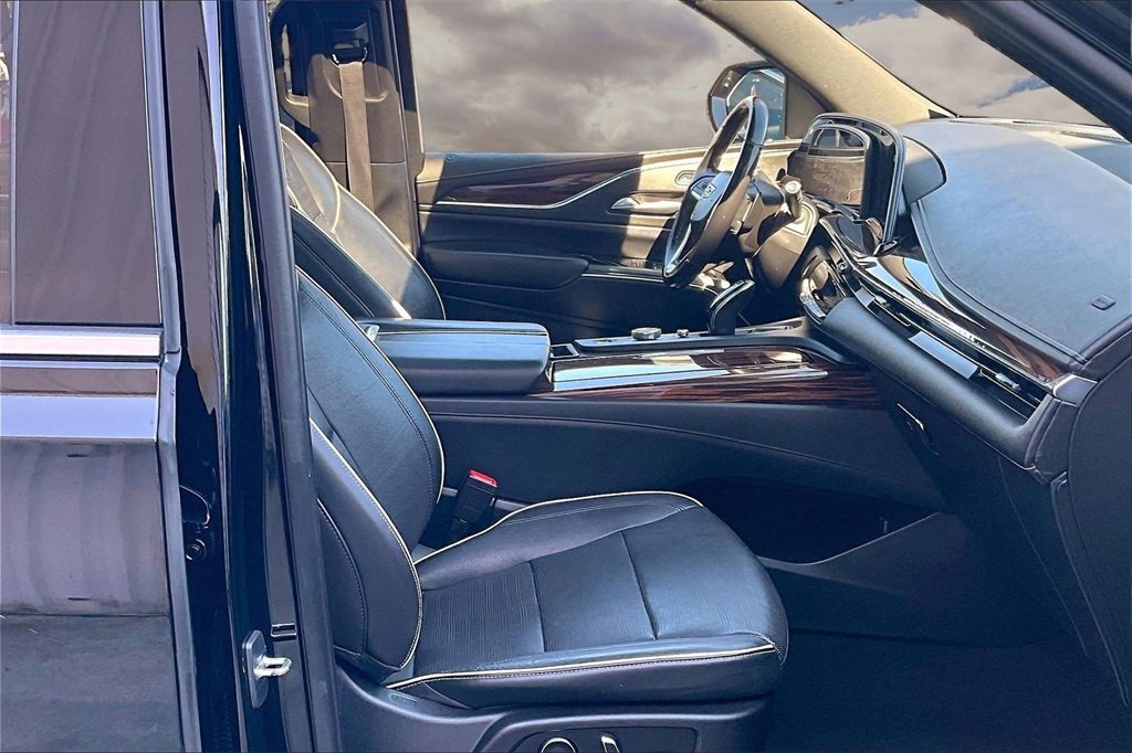 Used 2021 Cadillac Escalade Premium Luxury image 30