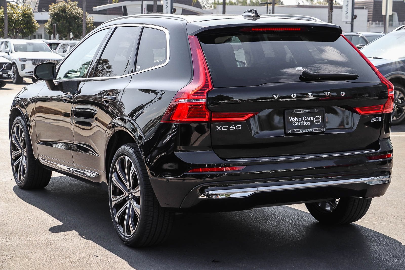 Used 2023 Volvo XC60 B5 Ultimate w/ Climate Package FWD image 8