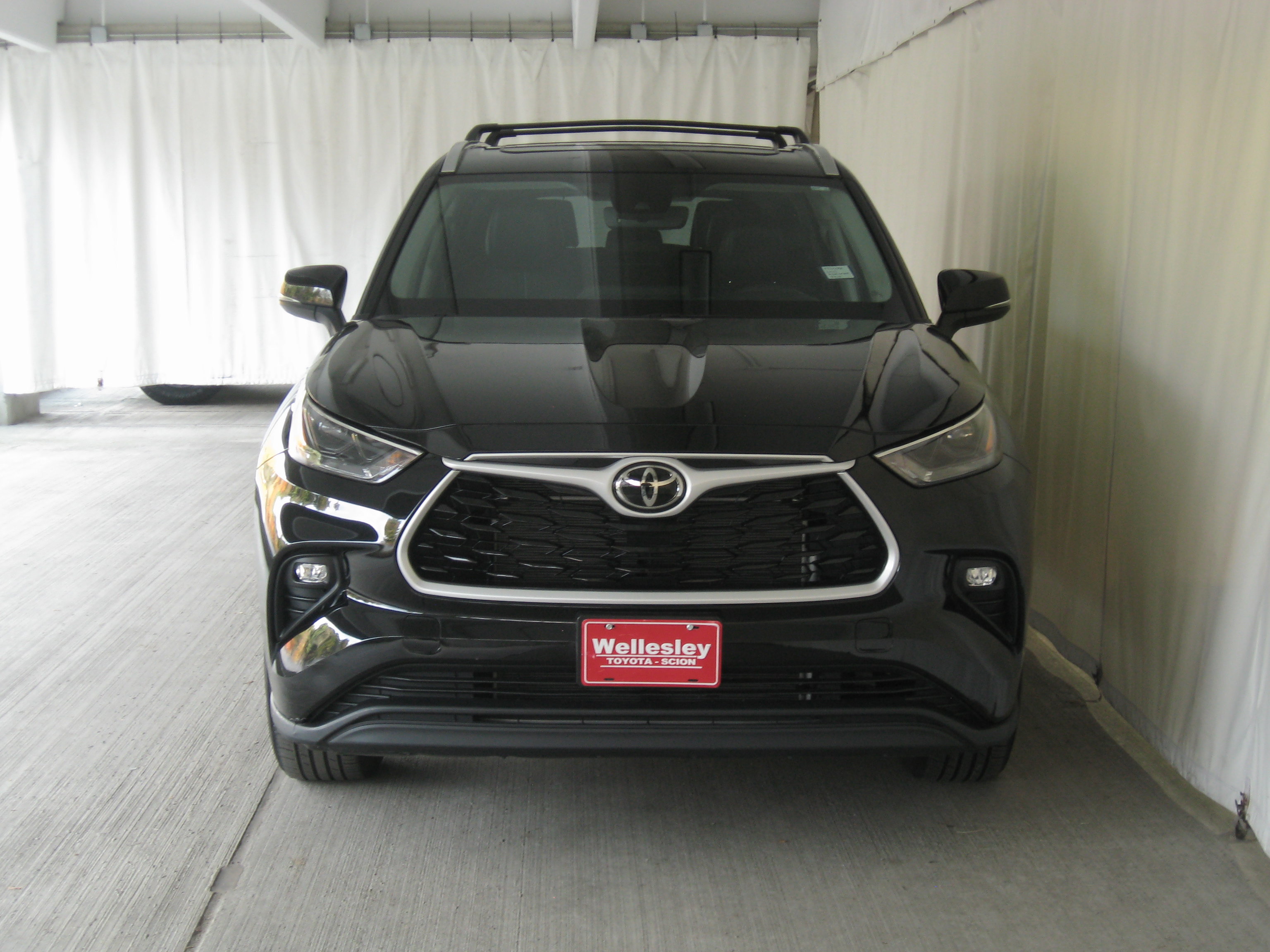 Used 2023 Toyota Highlander XLE image 4