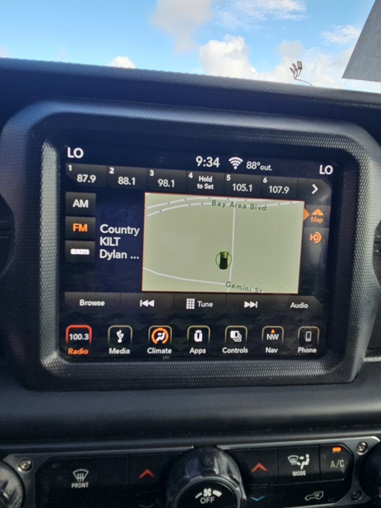 Used 2018 Jeep Wrangler Unlimited Sahara AWD/4WD image 16
