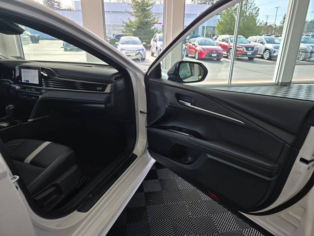 Used 2025 Toyota Camry SE image 44